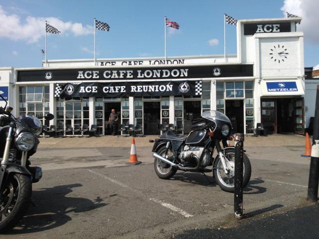 vor dem Ace-Cafe in London