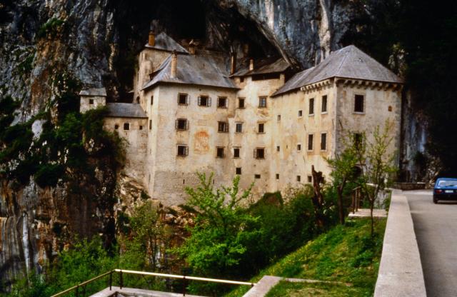 Höhlenburg Predjamski in Jugoslawien
