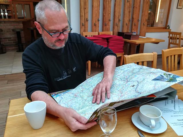 Holger beim Planen der heutigen Tour