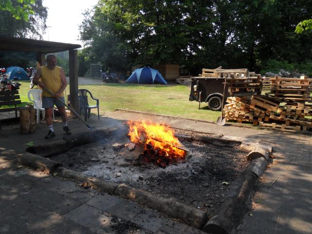 Trotz der Hitze gehört ein Lagerfeuer einfach zu jedem Motorrad-Treffen.