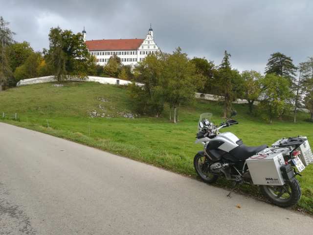 vor Schloss Mochental