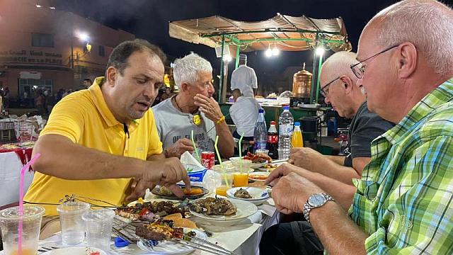 Abendessen auf dem Marktplatz Djemaa El Fna