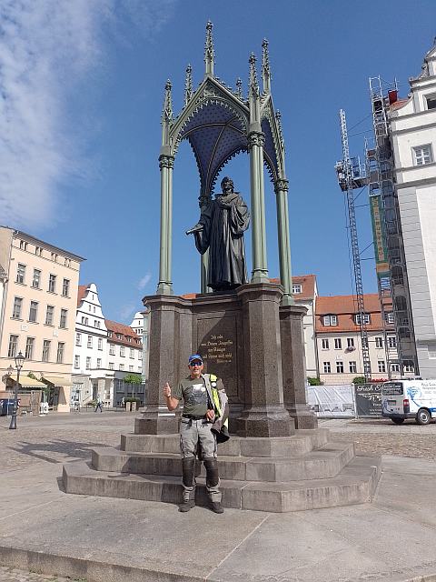 auf dem Marktplatz in Wittenberg vor dem Luther-Denkmal