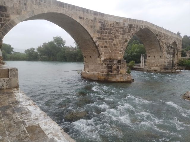 die antike Brcke ber den Fluss Kpray