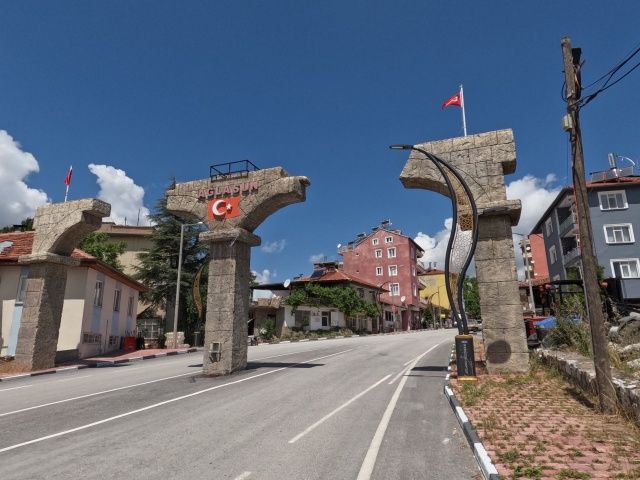 Durch das Stadttor von Aglasun ging es nach Sagalassos.