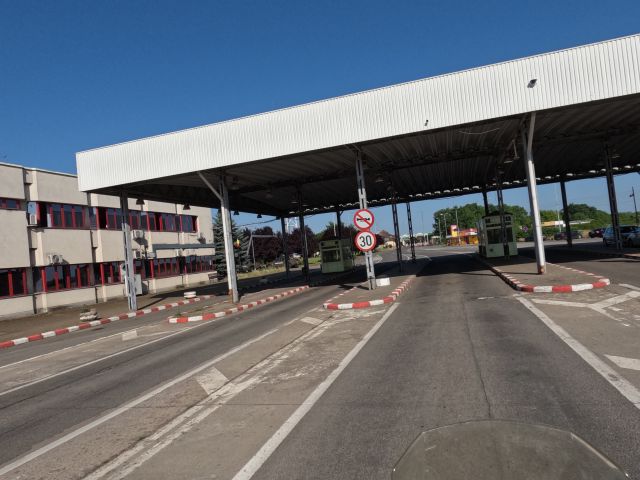 Kurz vor neun erreiche ich die Grenze zu Ungarn. Die Kontrollhuschen stehen leer, fast wie Mahnmale vergangener Brokratien. Keine Schranke, keine Kontrolle  einfach hindurch. 