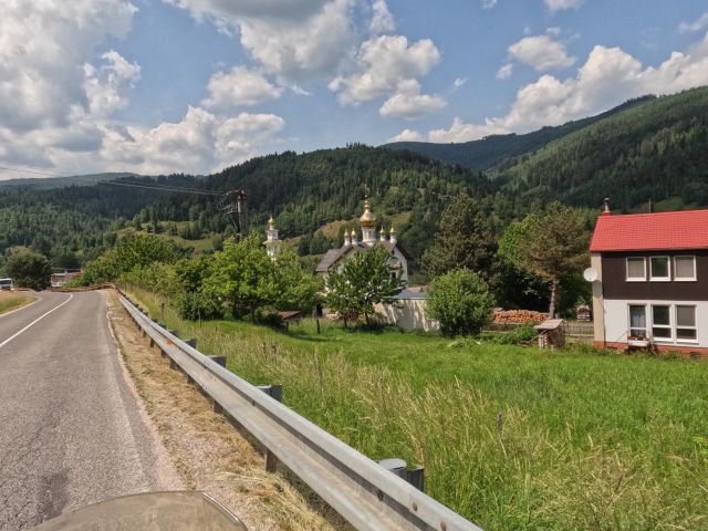 Am Nachmittag steigt die Strae stetig an. Die Region wird waldreicher, die Bume dichter, die Luft wrmer.