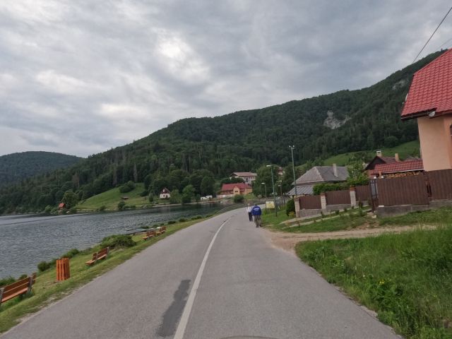 Dedinky liegt idyllisch eingebettet zwischen bewaldeten Hgeln. Der See glitzert und ich finde schnell diese kleine, urige Unterkunft, die ich bereits im Internet entdeckt hatte  kein Luxus, aber Gemtlichkeit pur.
