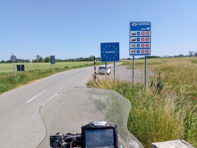 Viertel nach zehn berquere ich die Grenze zur Slowakei. Kein groer Moment, eher ein stummer bergang.
