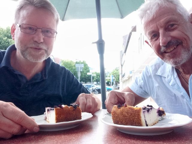 Achim und ich vor Lemmys Altstadtcaf