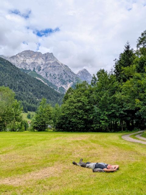 Danach ein weiteres Highlight, ganz unspektakulr, aber wunderbar: ein kleines Verdauungsschlfchen auf einer Wiese am Waldrand, begleitet vom Zirpen der Grillen und dem Rascheln der Bltter. 