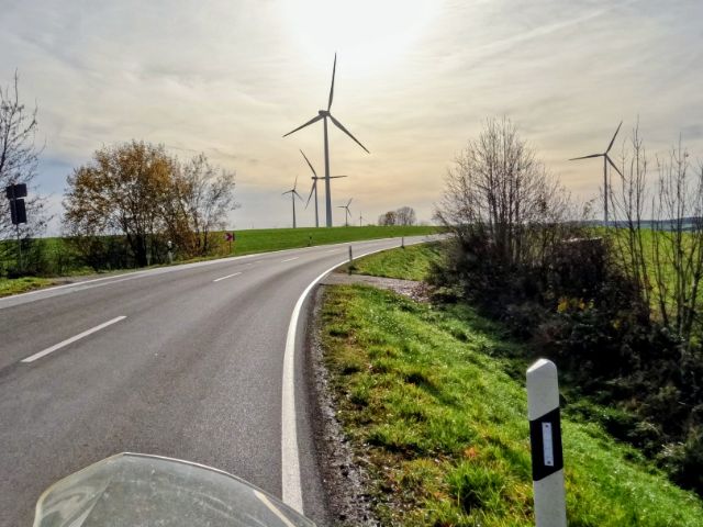 Windräder auf vielen Höhen der Eifel