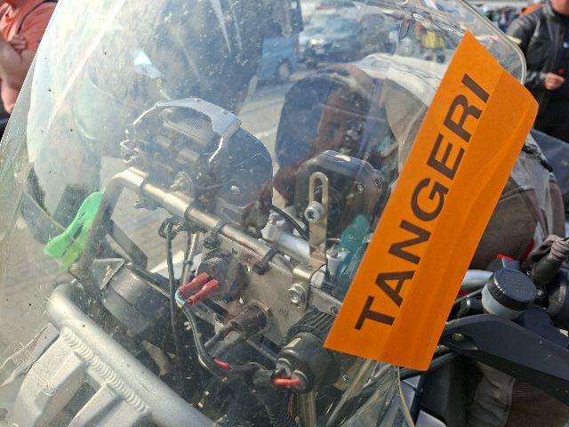 Damit auch nichts ins falsche Schiff geht, ein Aufkleber für alle Fahrzeuge nach Tanger