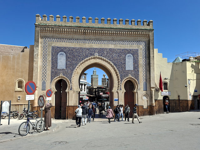 Gegen 18 Uhr hatten wir dann ein Rendezvous am berühmten Bab Bou Jeloud – auch bekannt als das „Blaue Tor“.