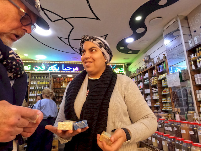 Wolfgang beim Kauf von Seifen