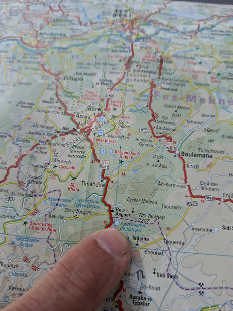 Strecke entlang des Aguelmame Sidi Ali