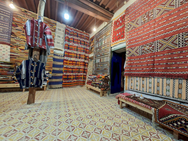 Weniger erfolgreich verlief die anschließende Begegnung mit einem äußerst engagierten Teppichhändler: 