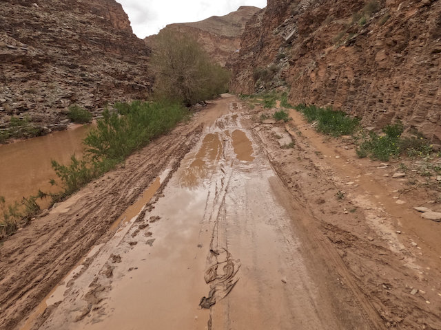 Der Abstecher zu den Minen von Aouli Mines ist nichts für bequeme Straßenfahrer. Die Strecke: eine Sackgasse, nur über Mibladen erreichbar, mit teils üblen Pisten, Schotter, Pfützen und Wasserdurchfahrten. Fahren im Stehen war hier klar von Vorteil.