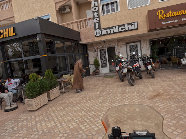 vor unserem Hotel in Midelt