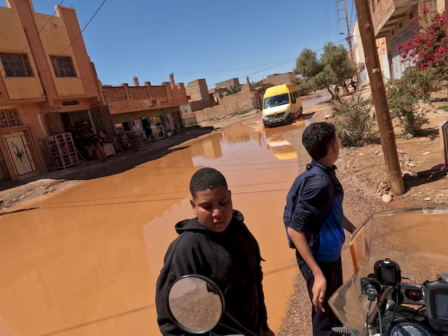 In den folgenden Ortschaften zeigt sich, wie viel Regen hier gefallen ist: riesige Pfützen überall. 