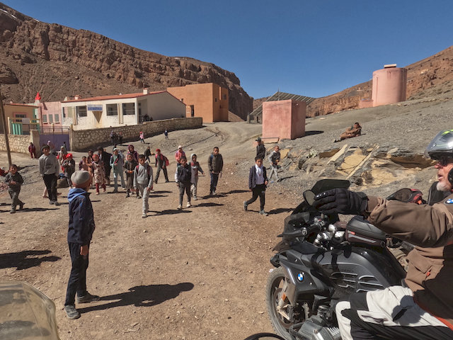 Schulkinder in einem marokkanischen Bergdorf