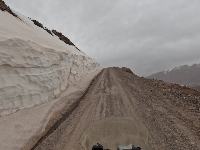 Oft trennt einen nur ein schmaler Streifen Schotter von einem mehrere hundert Meter tiefen Abgrund.