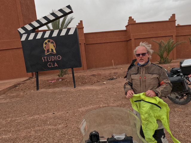 Als wir an den Atlas Film Studios vorbeifuhren, setzte leichter Regen ein.