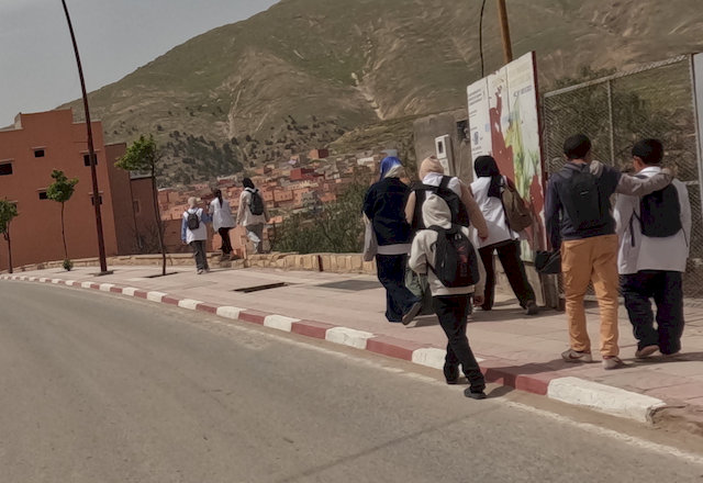 Kinder auf dem Weg zur Schule