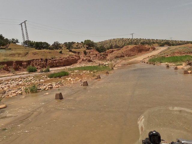 Dann wieder führt der Weg durch eine flache Wasserdurchfahrt – harmlos wirkend, aber ein Hinweis darauf, wie sich diese Landschaft bei Regen verändert. 
