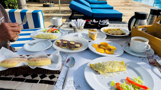 Heute morgen haben wir am Pool gefrühstückt.