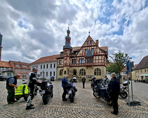 Pause auf dem gemütlichen historischen Marktplatz von Harzgerode