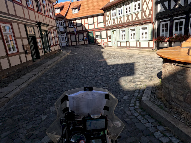 In den kleinen Ortschaften bestimmten liebevoll restaurierte Fachwerkhäuser, alte Dorfkirchen und gepflegte Gärten das Ortsbild.