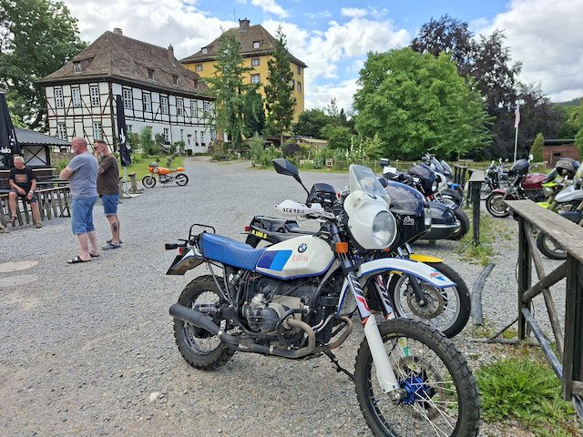 Boxer-Kunst-Motorradtreffen an der Tonenburg bei Höxter