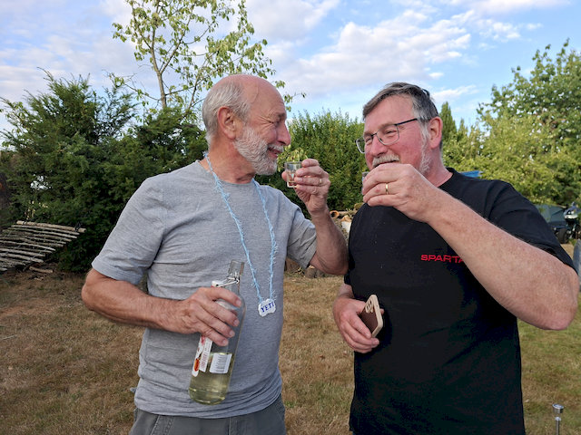 Gernot und Mario bei einer Pflaumenwein-Probe