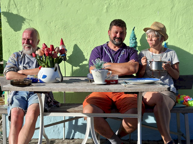Frank, Klaus und Gunde genießen die Sonne.