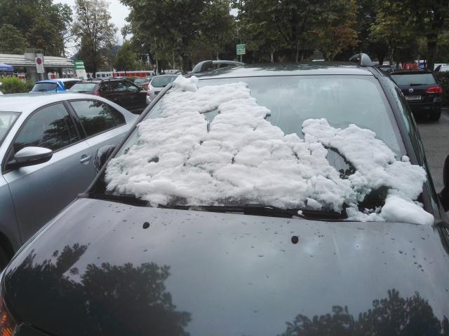 Schnee auf einem Auto in Lienz