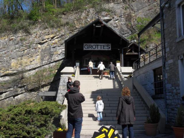 am Höhleneingang in Sogné-Remouchamps