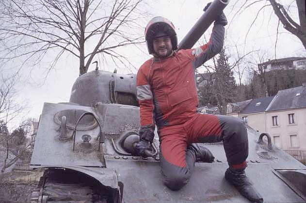Torsten auf einem alten Panzer bei Sedan