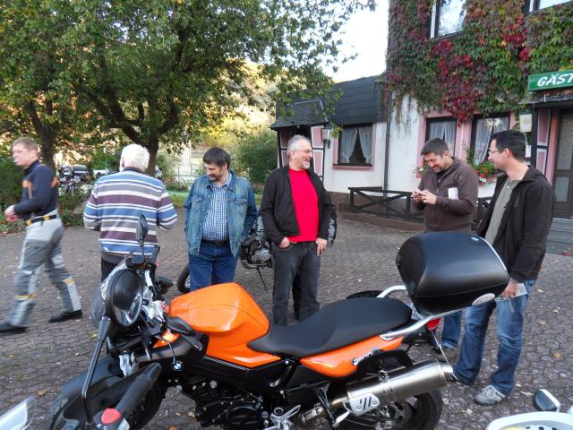 Startklar am Samstag Morgen vor dem Landgasthof Schröde