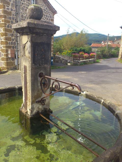Dorfbrunnen in der Haute-Loire