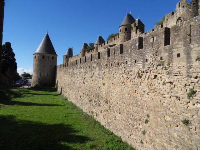 Blick auf den doppelten Mauerring der Festung Carcassonne