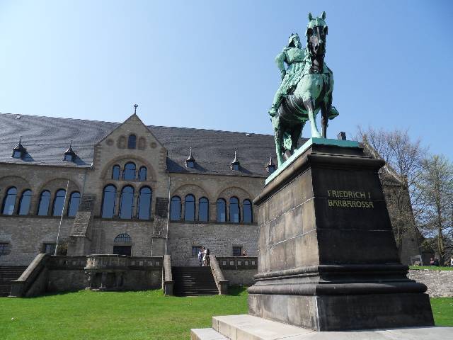 Schon im 11. Jahrhundert wurde eine Kaiserpfalz durch Heinrich II. in der Stadt gebaut. Grund waren die nahen, reichhaltigen Silberbergwerke im Rammelsberg.