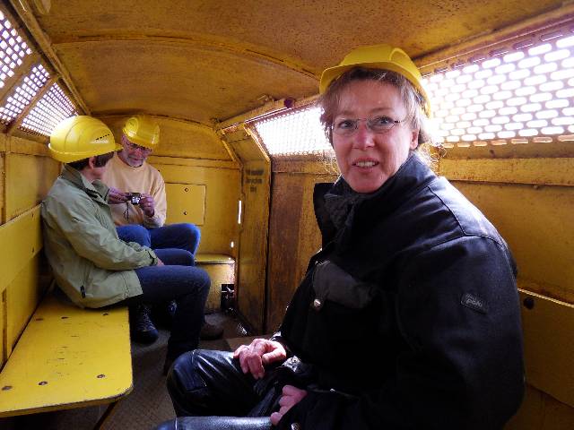 Jetzt geht es hinein in den Berg mit einer Grubenbahn.