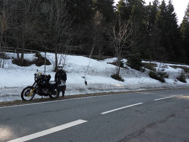 Einige Schneereste liegen noch am Wegrand auf dem Weg nach Schierke.