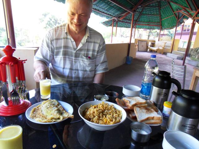 Blick auf das Frühstück: Scrambled eggs, Cornflakes und Milk, Toast und Marmelade, Fruchtsaft, Kaffee