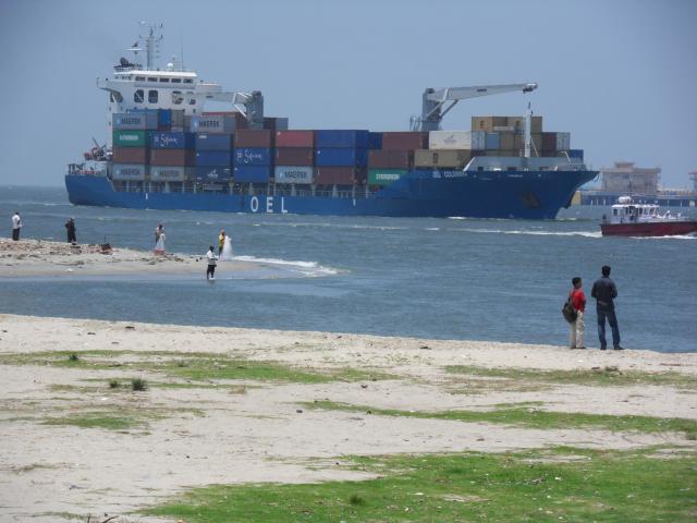 einfahrendes Containerschiff in den Hafen von Cochi