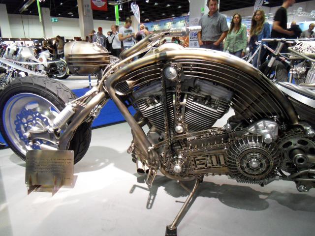 skurille Umbauten in Halle 10