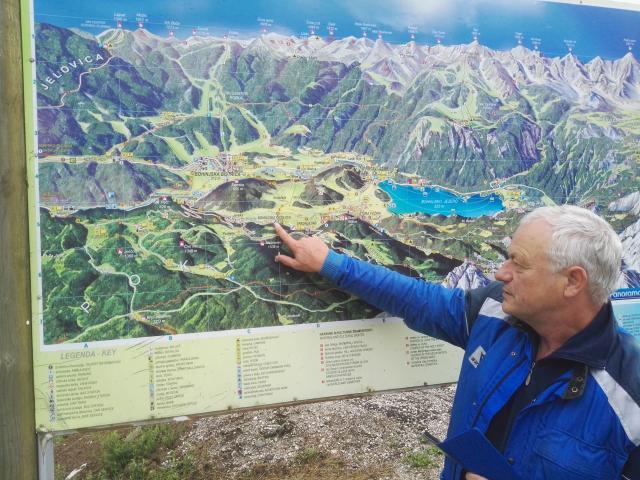 vor einer Umgebungskarte in Cesnjica