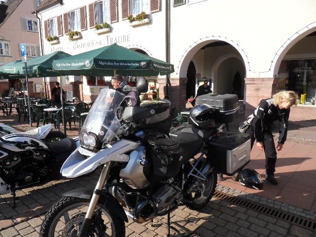 Das bepackte Motorrad vor unserer Unterkunft "Gasthof zur Traube" in Freudenstadt