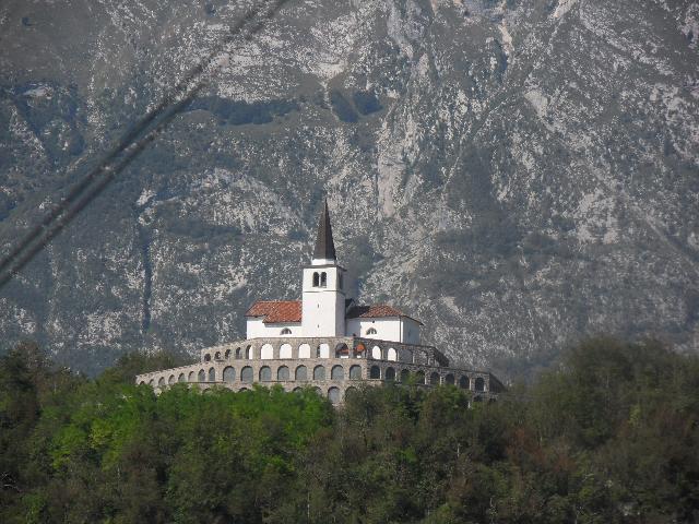 Beinhaus an der Kirche des hl. Antonius von Padua auf dem Hügel oberhalb von Kobarid